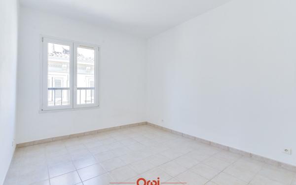 Appartement à vendre    3 pièces • 55 m2 Marseille 1