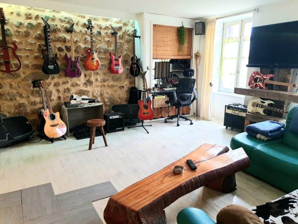 LA MAISON AUX VOLETS VIOLETS