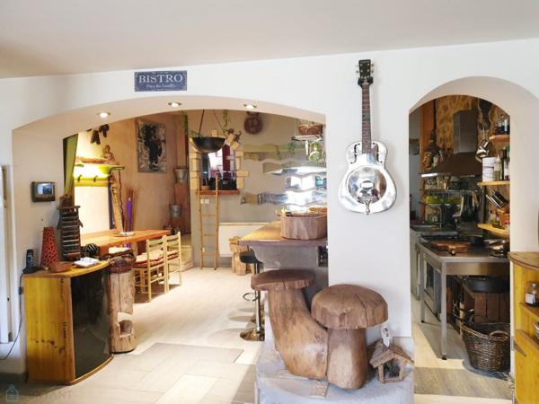 LA MAISON AUX VOLETS VIOLETS