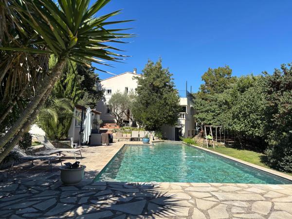 Belle et grande maison traditionnelle en campagne d'Aubagne