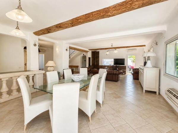 Belle et grande maison traditionnelle en campagne d'Aubagne