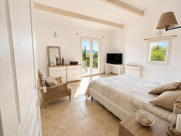 Belle et grande maison traditionnelle en campagne d'Aubagne