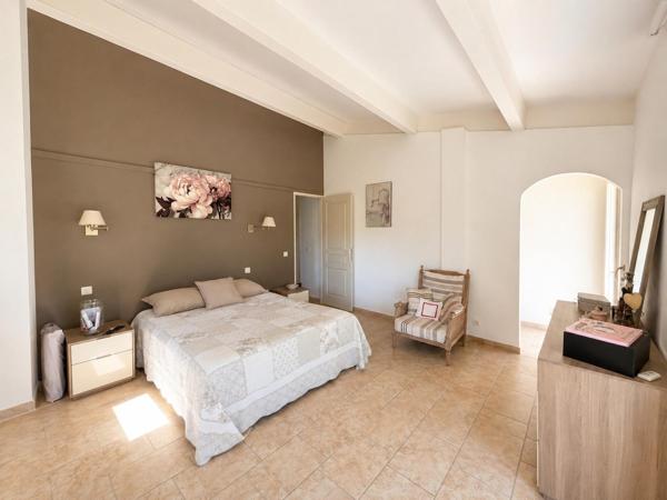 Belle et grande maison traditionnelle en campagne d'Aubagne