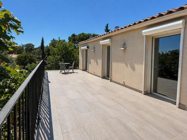 Belle et grande maison traditionnelle en campagne d'Aubagne