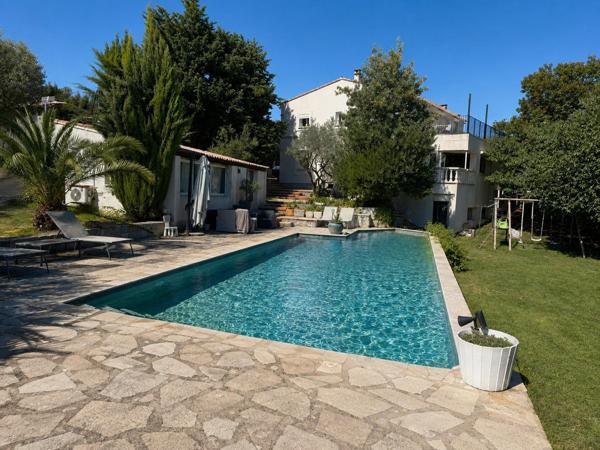 Belle et grande maison traditionnelle en campagne d'Aubagne