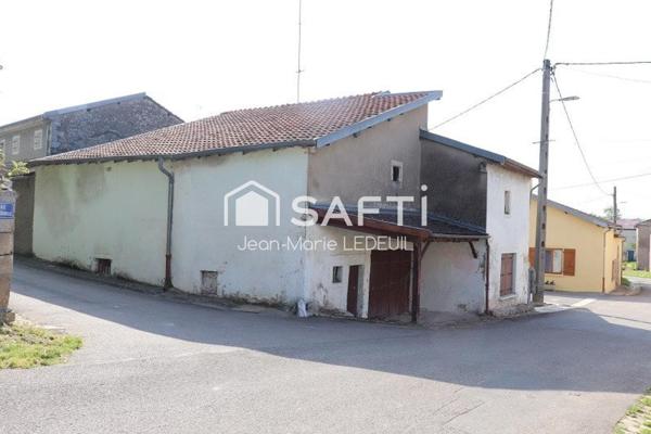 Maison de village sans jardin à rénover.