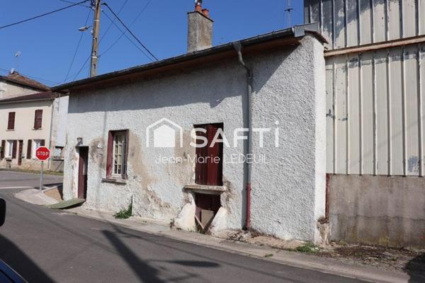 Maison de village sans jardin à rénover.