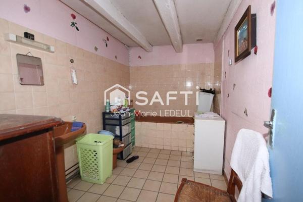 Maison de village sans jardin à rénover.