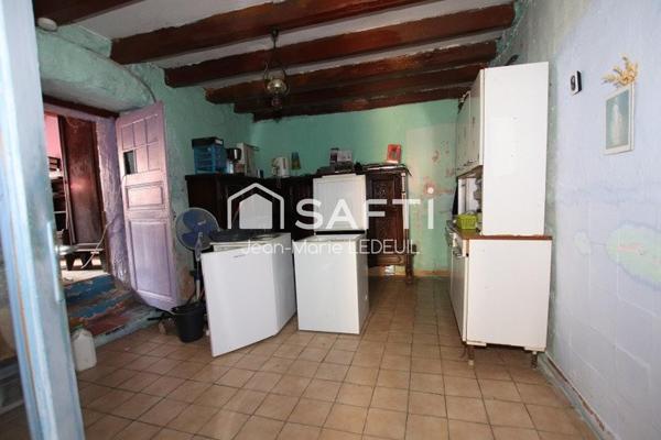 Maison de village sans jardin à rénover.