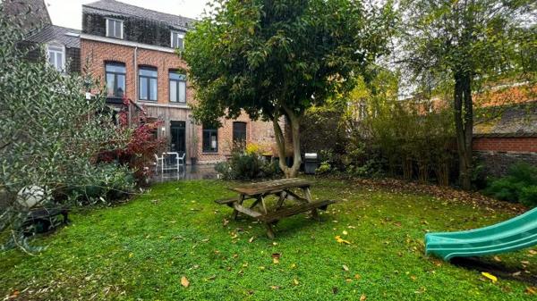 Maison mitoyenne 1 côté Armentières Secteur Lille 270 m²