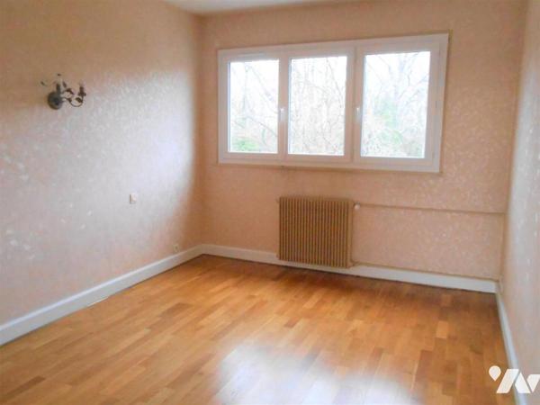 Appartement LES ESSARTS-LE-ROI au dernier étage avec ascenseur