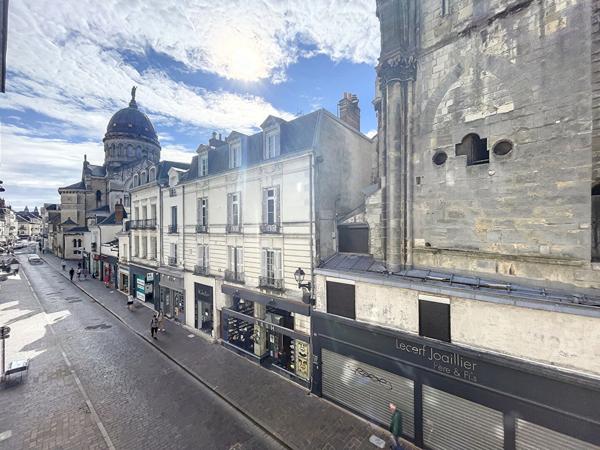 APPARTEMENT T2 - QUARTIER DES HALLES -  34.63 m2 - CAVE ET CAGIBI