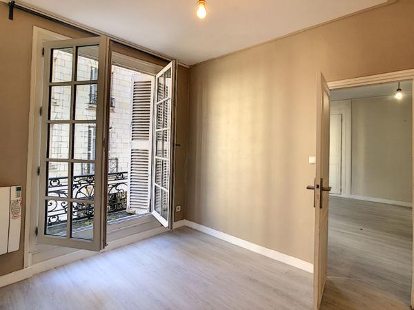 APPARTEMENT T2 - QUARTIER DES HALLES -  34.63 m2 - CAVE ET CAGIBI