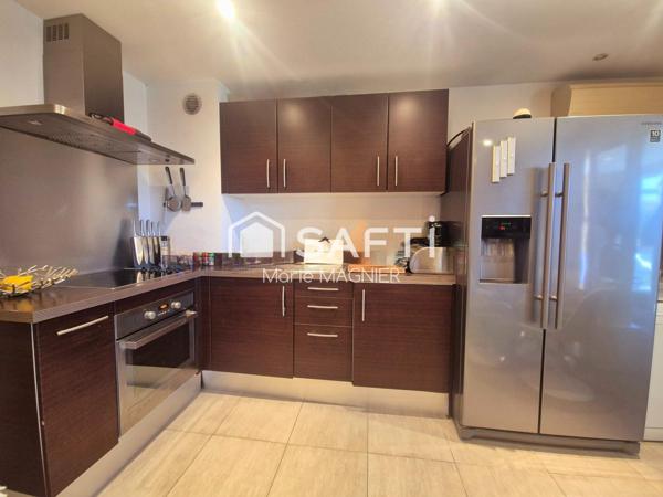 CENTRE -VILLE A PIED, bel appartement T2 de 37m2 avec terrasse couverte de 9m2  et parking privatif dans une résidence sécurisée avec piscine - LA CROIX VALMER