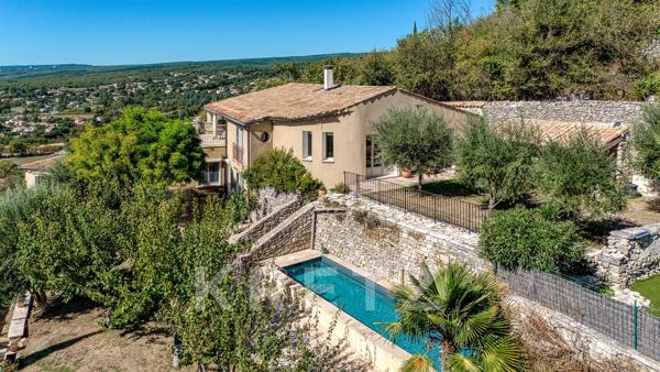 Magnifique villa d'architecte avec vue exceptionnelle en plein centre de Forcalquier au calme