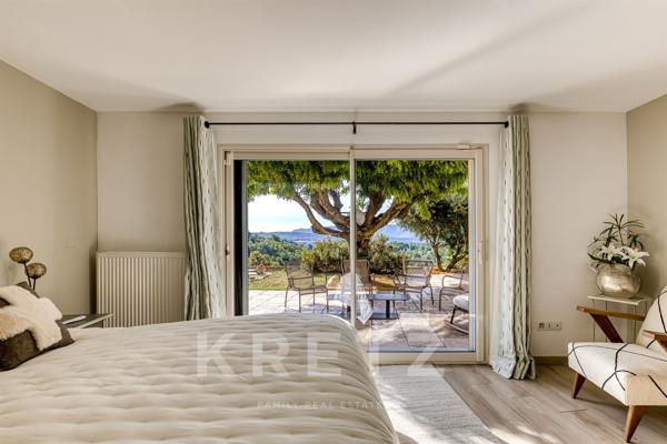 Magnifique villa d'architecte avec vue exceptionnelle en plein centre de Forcalquier au calme