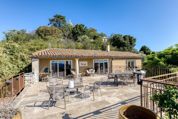 Magnifique villa d'architecte avec vue exceptionnelle en plein centre de Forcalquier au calme