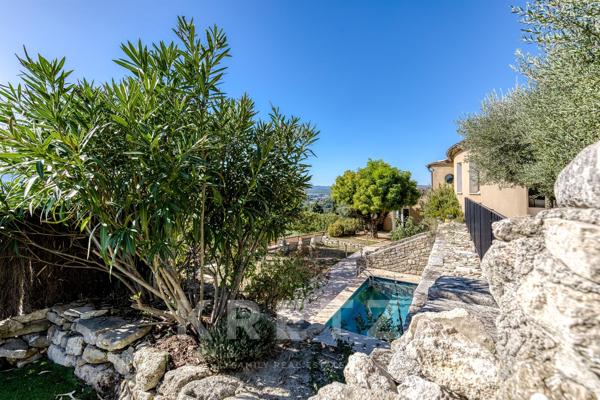 Magnifique villa d'architecte avec vue exceptionnelle en plein centre de Forcalquier au calme
