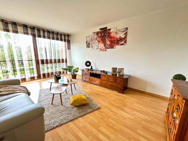 Idéalement situé au deuxième étage d'une résidence avec ascenseur, arborée et entretenue, ce charmant appartement T3 vous séduira par ses volumes et sa luminosité.

Dès l'entrée, un véritable hall dessert une cuisine indépendante, aménagée et équipée, avec accès direct au balcon. Le séjour, spacieux et baigné de lumière grâce à ses grandes baies vitrées, offre un cadre de vie agréable au quotidien. Le bien se compose également de deux belles chambres et d'une salle d'eau moderne.

Pour compléter cet ensemble, une place de parking et une cave viennent faciliter votre quotidien.

Les + de ce bien :

Aucun travaux à prévoir
Secteur calme et recherché
Résidence arborée et bien entretenue
Beaux volumes et belle luminosité
Proximité immédiate des commodités : commerces, transports, écoles

Un bien idéal pour une famille ou un investisseur, à découvrir sans tarder !