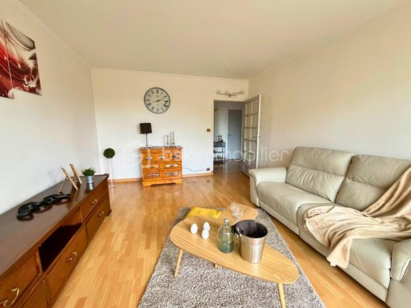 Idéalement situé au deuxième étage d'une résidence avec ascenseur, arborée et entretenue, ce charmant appartement T3 vous séduira par ses volumes et sa luminosité.

Dès l'entrée, un véritable hall dessert une cuisine indépendante, aménagée et équipée, avec accès direct au balcon. Le séjour, spacieux et baigné de lumière grâce à ses grandes baies vitrées, offre un cadre de vie agréable au quotidien. Le bien se compose également de deux belles chambres et d'une salle d'eau moderne.

Pour compléter cet ensemble, une place de parking et une cave viennent faciliter votre quotidien.

Les + de ce bien :

Aucun travaux à prévoir
Secteur calme et recherché
Résidence arborée et bien entretenue
Beaux volumes et belle luminosité
Proximité immédiate des commodités : commerces, transports, écoles

Un bien idéal pour une famille ou un investisseur, à découvrir sans tarder !