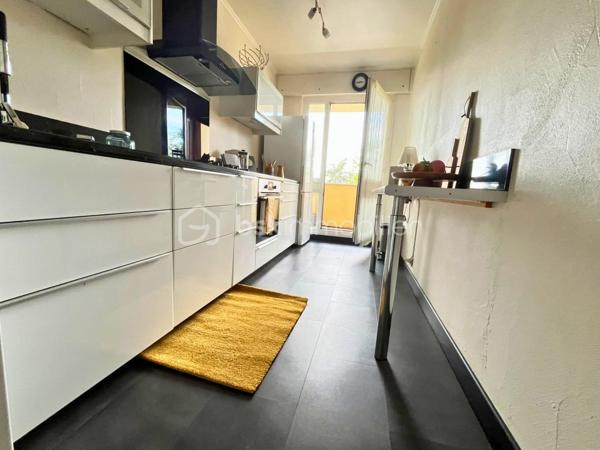 Idéalement situé au deuxième étage d'une résidence avec ascenseur, arborée et entretenue, ce charmant appartement T3 vous séduira par ses volumes et sa luminosité.

Dès l'entrée, un véritable hall dessert une cuisine indépendante, aménagée et équipée, avec accès direct au balcon. Le séjour, spacieux et baigné de lumière grâce à ses grandes baies vitrées, offre un cadre de vie agréable au quotidien. Le bien se compose également de deux belles chambres et d'une salle d'eau moderne.

Pour compléter cet ensemble, une place de parking et une cave viennent faciliter votre quotidien.

Les + de ce bien :

Aucun travaux à prévoir
Secteur calme et recherché
Résidence arborée et bien entretenue
Beaux volumes et belle luminosité
Proximité immédiate des commodités : commerces, transports, écoles

Un bien idéal pour une famille ou un investisseur, à découvrir sans tarder !
