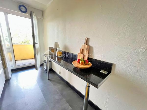 Idéalement situé au deuxième étage d'une résidence avec ascenseur, arborée et entretenue, ce charmant appartement T3 vous séduira par ses volumes et sa luminosité.

Dès l'entrée, un véritable hall dessert une cuisine indépendante, aménagée et équipée, avec accès direct au balcon. Le séjour, spacieux et baigné de lumière grâce à ses grandes baies vitrées, offre un cadre de vie agréable au quotidien. Le bien se compose également de deux belles chambres et d'une salle d'eau moderne.

Pour compléter cet ensemble, une place de parking et une cave viennent faciliter votre quotidien.

Les + de ce bien :

Aucun travaux à prévoir
Secteur calme et recherché
Résidence arborée et bien entretenue
Beaux volumes et belle luminosité
Proximité immédiate des commodités : commerces, transports, écoles

Un bien idéal pour une famille ou un investisseur, à découvrir sans tarder !