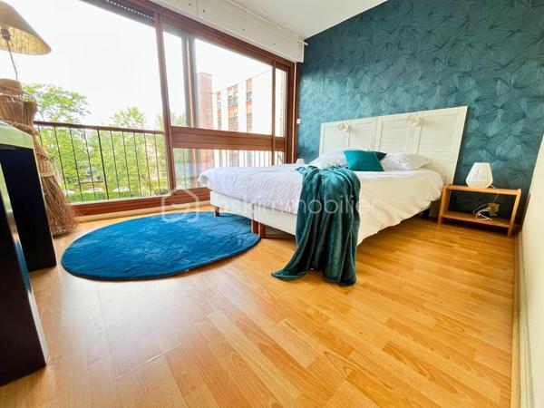 Idéalement situé au deuxième étage d'une résidence avec ascenseur, arborée et entretenue, ce charmant appartement T3 vous séduira par ses volumes et sa luminosité.

Dès l'entrée, un véritable hall dessert une cuisine indépendante, aménagée et équipée, avec accès direct au balcon. Le séjour, spacieux et baigné de lumière grâce à ses grandes baies vitrées, offre un cadre de vie agréable au quotidien. Le bien se compose également de deux belles chambres et d'une salle d'eau moderne.

Pour compléter cet ensemble, une place de parking et une cave viennent faciliter votre quotidien.

Les + de ce bien :

Aucun travaux à prévoir
Secteur calme et recherché
Résidence arborée et bien entretenue
Beaux volumes et belle luminosité
Proximité immédiate des commodités : commerces, transports, écoles

Un bien idéal pour une famille ou un investisseur, à découvrir sans tarder !