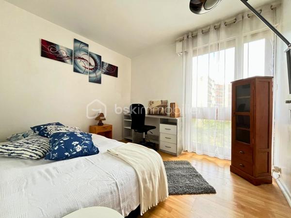 Idéalement situé au deuxième étage d'une résidence avec ascenseur, arborée et entretenue, ce charmant appartement T3 vous séduira par ses volumes et sa luminosité.

Dès l'entrée, un véritable hall dessert une cuisine indépendante, aménagée et équipée, avec accès direct au balcon. Le séjour, spacieux et baigné de lumière grâce à ses grandes baies vitrées, offre un cadre de vie agréable au quotidien. Le bien se compose également de deux belles chambres et d'une salle d'eau moderne.

Pour compléter cet ensemble, une place de parking et une cave viennent faciliter votre quotidien.

Les + de ce bien :

Aucun travaux à prévoir
Secteur calme et recherché
Résidence arborée et bien entretenue
Beaux volumes et belle luminosité
Proximité immédiate des commodités : commerces, transports, écoles

Un bien idéal pour une famille ou un investisseur, à découvrir sans tarder !