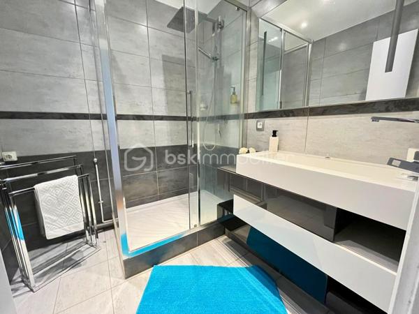 Idéalement situé au deuxième étage d'une résidence avec ascenseur, arborée et entretenue, ce charmant appartement T3 vous séduira par ses volumes et sa luminosité.

Dès l'entrée, un véritable hall dessert une cuisine indépendante, aménagée et équipée, avec accès direct au balcon. Le séjour, spacieux et baigné de lumière grâce à ses grandes baies vitrées, offre un cadre de vie agréable au quotidien. Le bien se compose également de deux belles chambres et d'une salle d'eau moderne.

Pour compléter cet ensemble, une place de parking et une cave viennent faciliter votre quotidien.

Les + de ce bien :

Aucun travaux à prévoir
Secteur calme et recherché
Résidence arborée et bien entretenue
Beaux volumes et belle luminosité
Proximité immédiate des commodités : commerces, transports, écoles

Un bien idéal pour une famille ou un investisseur, à découvrir sans tarder !