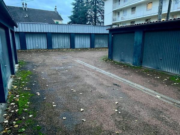 lot de 33 garages Fourchambault 531 m2