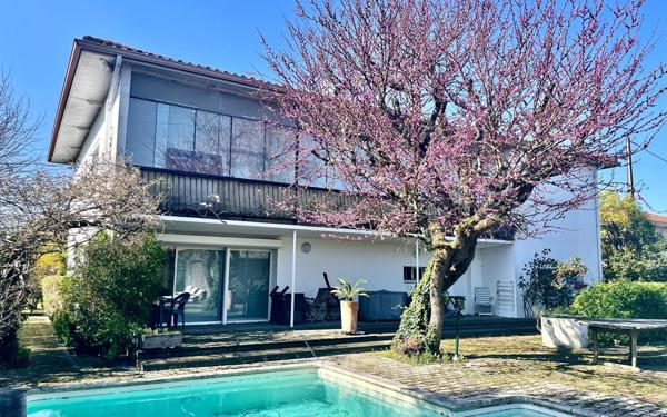 Maison à vendre    7 pièces • 205 m2 Eysines