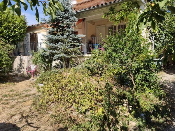 En EXCLUSIVITE nous vous proposons un très bel appartement T6, RENOVE avec GOUT et PASSION. Il se situe au centre ville, dans une petite copropriété sans charges et se déploie sur DEUX NIVEAUX. Il bénéficie d'un double accès.
L'accès du bâtiment se fait par une avenue parallèle à La Bléone proche de toutes commodités. 
Le BIEN est doté de CAVES, d'un ATELIER/RANGEMENT de 20m² environ, d'un GARAGE de 20 m² environ et d'un PARKING PRIVE, FERME et d'un JARDIN PRIVE de 600 m² environ accessible par une autre voie.
Au REZ de JARDIN se trouvent une PIECE borgne de 14,50 m² utilisée comme salle de jeux et DEUX CHAMBRES de 12m² et 9,80m² respectives.  
Un escalier intérieur conduit à l'étage supérieur qui comprend une entrée pour l'accès aux communs, puis un couloir desservant DEUX CHAMBRES de 10,45 et 15,15 m² avec PLACARDS, une SALLE de BAINS de 7m² environ avec LAVABO DOUBLE, une BAIGNOIRE et une CABINE de DOUCHE, un TOILETTE séparé, une BUANDERIE de 9 m² environ, une CUISINE de 15 m² environ,  EQUIPEE et AMENAGEE, indépendante, avec accès à la TERRASSE COUVERTE de 50 m² environ, surplombant le jardin arboré. La PIECE de VIE de 50m² environ offre un ESPACE SALON avec une CHEMINEE équipée d'un INSERT de 2018 et un ESPACE REPAS s'ouvrant également sur la TERRASSE OMBRAGEE.
La maison bénéficie de DOUBLES VITRAGES, de VOLETS ROULANTS au rez de jardin, de RADIATEURS ELECTRIQUES A INERTIE (flamme verte).
Elle est branchée au tout à l'égout