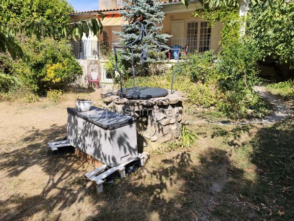 En EXCLUSIVITE nous vous proposons un très bel appartement T6, RENOVE avec GOUT et PASSION. Il se situe au centre ville, dans une petite copropriété sans charges et se déploie sur DEUX NIVEAUX. Il bénéficie d'un double accès.
L'accès du bâtiment se fait par une avenue parallèle à La Bléone proche de toutes commodités. 
Le BIEN est doté de CAVES, d'un ATELIER/RANGEMENT de 20m² environ, d'un GARAGE de 20 m² environ et d'un PARKING PRIVE, FERME et d'un JARDIN PRIVE de 600 m² environ accessible par une autre voie.
Au REZ de JARDIN se trouvent une PIECE borgne de 14,50 m² utilisée comme salle de jeux et DEUX CHAMBRES de 12m² et 9,80m² respectives.  
Un escalier intérieur conduit à l'étage supérieur qui comprend une entrée pour l'accès aux communs, puis un couloir desservant DEUX CHAMBRES de 10,45 et 15,15 m² avec PLACARDS, une SALLE de BAINS de 7m² environ avec LAVABO DOUBLE, une BAIGNOIRE et une CABINE de DOUCHE, un TOILETTE séparé, une BUANDERIE de 9 m² environ, une CUISINE de 15 m² environ,  EQUIPEE et AMENAGEE, indépendante, avec accès à la TERRASSE COUVERTE de 50 m² environ, surplombant le jardin arboré. La PIECE de VIE de 50m² environ offre un ESPACE SALON avec une CHEMINEE équipée d'un INSERT de 2018 et un ESPACE REPAS s'ouvrant également sur la TERRASSE OMBRAGEE.
La maison bénéficie de DOUBLES VITRAGES, de VOLETS ROULANTS au rez de jardin, de RADIATEURS ELECTRIQUES A INERTIE (flamme verte).
Elle est branchée au tout à l'égout