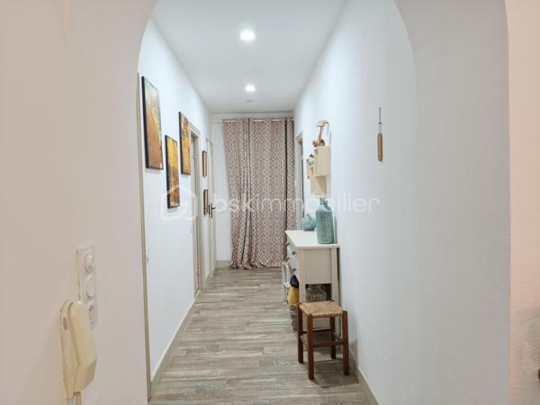 En EXCLUSIVITE nous vous proposons un très bel appartement T6, RENOVE avec GOUT et PASSION. Il se situe au centre ville, dans une petite copropriété sans charges et se déploie sur DEUX NIVEAUX. Il bénéficie d'un double accès.
L'accès du bâtiment se fait par une avenue parallèle à La Bléone proche de toutes commodités. 
Le BIEN est doté de CAVES, d'un ATELIER/RANGEMENT de 20m² environ, d'un GARAGE de 20 m² environ et d'un PARKING PRIVE, FERME et d'un JARDIN PRIVE de 600 m² environ accessible par une autre voie.
Au REZ de JARDIN se trouvent une PIECE borgne de 14,50 m² utilisée comme salle de jeux et DEUX CHAMBRES de 12m² et 9,80m² respectives.  
Un escalier intérieur conduit à l'étage supérieur qui comprend une entrée pour l'accès aux communs, puis un couloir desservant DEUX CHAMBRES de 10,45 et 15,15 m² avec PLACARDS, une SALLE de BAINS de 7m² environ avec LAVABO DOUBLE, une BAIGNOIRE et une CABINE de DOUCHE, un TOILETTE séparé, une BUANDERIE de 9 m² environ, une CUISINE de 15 m² environ,  EQUIPEE et AMENAGEE, indépendante, avec accès à la TERRASSE COUVERTE de 50 m² environ, surplombant le jardin arboré. La PIECE de VIE de 50m² environ offre un ESPACE SALON avec une CHEMINEE équipée d'un INSERT de 2018 et un ESPACE REPAS s'ouvrant également sur la TERRASSE OMBRAGEE.
La maison bénéficie de DOUBLES VITRAGES, de VOLETS ROULANTS au rez de jardin, de RADIATEURS ELECTRIQUES A INERTIE (flamme verte).
Elle est branchée au tout à l'égout