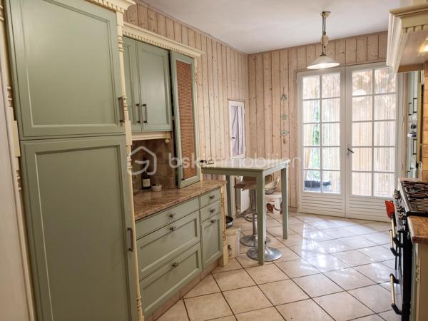 En EXCLUSIVITE nous vous proposons un très bel appartement T6, RENOVE avec GOUT et PASSION. Il se situe au centre ville, dans une petite copropriété sans charges et se déploie sur DEUX NIVEAUX. Il bénéficie d'un double accès.
L'accès du bâtiment se fait par une avenue parallèle à La Bléone proche de toutes commodités. 
Le BIEN est doté de CAVES, d'un ATELIER/RANGEMENT de 20m² environ, d'un GARAGE de 20 m² environ et d'un PARKING PRIVE, FERME et d'un JARDIN PRIVE de 600 m² environ accessible par une autre voie.
Au REZ de JARDIN se trouvent une PIECE borgne de 14,50 m² utilisée comme salle de jeux et DEUX CHAMBRES de 12m² et 9,80m² respectives.  
Un escalier intérieur conduit à l'étage supérieur qui comprend une entrée pour l'accès aux communs, puis un couloir desservant DEUX CHAMBRES de 10,45 et 15,15 m² avec PLACARDS, une SALLE de BAINS de 7m² environ avec LAVABO DOUBLE, une BAIGNOIRE et une CABINE de DOUCHE, un TOILETTE séparé, une BUANDERIE de 9 m² environ, une CUISINE de 15 m² environ,  EQUIPEE et AMENAGEE, indépendante, avec accès à la TERRASSE COUVERTE de 50 m² environ, surplombant le jardin arboré. La PIECE de VIE de 50m² environ offre un ESPACE SALON avec une CHEMINEE équipée d'un INSERT de 2018 et un ESPACE REPAS s'ouvrant également sur la TERRASSE OMBRAGEE.
La maison bénéficie de DOUBLES VITRAGES, de VOLETS ROULANTS au rez de jardin, de RADIATEURS ELECTRIQUES A INERTIE (flamme verte).
Elle est branchée au tout à l'égout