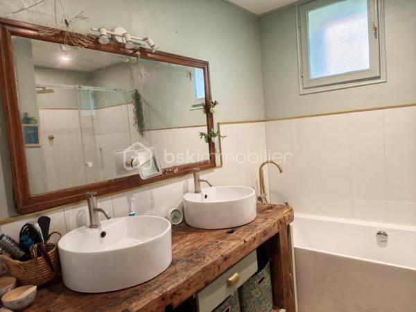 En EXCLUSIVITE nous vous proposons un très bel appartement T6, RENOVE avec GOUT et PASSION. Il se situe au centre ville, dans une petite copropriété sans charges et se déploie sur DEUX NIVEAUX. Il bénéficie d'un double accès.
L'accès du bâtiment se fait par une avenue parallèle à La Bléone proche de toutes commodités. 
Le BIEN est doté de CAVES, d'un ATELIER/RANGEMENT de 20m² environ, d'un GARAGE de 20 m² environ et d'un PARKING PRIVE, FERME et d'un JARDIN PRIVE de 600 m² environ accessible par une autre voie.
Au REZ de JARDIN se trouvent une PIECE borgne de 14,50 m² utilisée comme salle de jeux et DEUX CHAMBRES de 12m² et 9,80m² respectives.  
Un escalier intérieur conduit à l'étage supérieur qui comprend une entrée pour l'accès aux communs, puis un couloir desservant DEUX CHAMBRES de 10,45 et 15,15 m² avec PLACARDS, une SALLE de BAINS de 7m² environ avec LAVABO DOUBLE, une BAIGNOIRE et une CABINE de DOUCHE, un TOILETTE séparé, une BUANDERIE de 9 m² environ, une CUISINE de 15 m² environ,  EQUIPEE et AMENAGEE, indépendante, avec accès à la TERRASSE COUVERTE de 50 m² environ, surplombant le jardin arboré. La PIECE de VIE de 50m² environ offre un ESPACE SALON avec une CHEMINEE équipée d'un INSERT de 2018 et un ESPACE REPAS s'ouvrant également sur la TERRASSE OMBRAGEE.
La maison bénéficie de DOUBLES VITRAGES, de VOLETS ROULANTS au rez de jardin, de RADIATEURS ELECTRIQUES A INERTIE (flamme verte).
Elle est branchée au tout à l'égout
