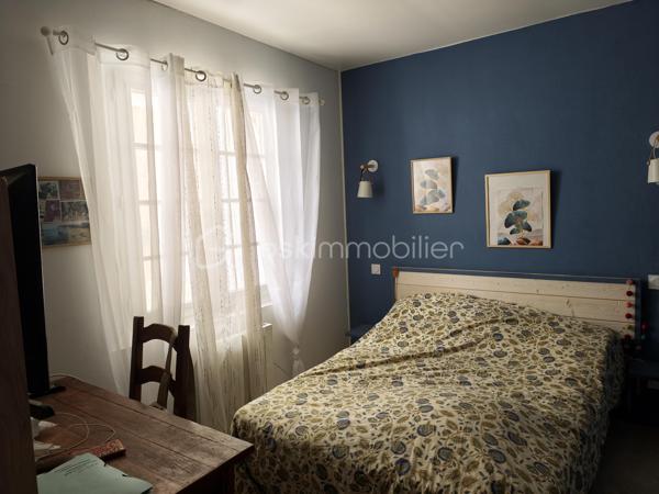 En EXCLUSIVITE nous vous proposons un très bel appartement T6, RENOVE avec GOUT et PASSION. Il se situe au centre ville, dans une petite copropriété sans charges et se déploie sur DEUX NIVEAUX. Il bénéficie d'un double accès.
L'accès du bâtiment se fait par une avenue parallèle à La Bléone proche de toutes commodités. 
Le BIEN est doté de CAVES, d'un ATELIER/RANGEMENT de 20m² environ, d'un GARAGE de 20 m² environ et d'un PARKING PRIVE, FERME et d'un JARDIN PRIVE de 600 m² environ accessible par une autre voie.
Au REZ de JARDIN se trouvent une PIECE borgne de 14,50 m² utilisée comme salle de jeux et DEUX CHAMBRES de 12m² et 9,80m² respectives.  
Un escalier intérieur conduit à l'étage supérieur qui comprend une entrée pour l'accès aux communs, puis un couloir desservant DEUX CHAMBRES de 10,45 et 15,15 m² avec PLACARDS, une SALLE de BAINS de 7m² environ avec LAVABO DOUBLE, une BAIGNOIRE et une CABINE de DOUCHE, un TOILETTE séparé, une BUANDERIE de 9 m² environ, une CUISINE de 15 m² environ,  EQUIPEE et AMENAGEE, indépendante, avec accès à la TERRASSE COUVERTE de 50 m² environ, surplombant le jardin arboré. La PIECE de VIE de 50m² environ offre un ESPACE SALON avec une CHEMINEE équipée d'un INSERT de 2018 et un ESPACE REPAS s'ouvrant également sur la TERRASSE OMBRAGEE.
La maison bénéficie de DOUBLES VITRAGES, de VOLETS ROULANTS au rez de jardin, de RADIATEURS ELECTRIQUES A INERTIE (flamme verte).
Elle est branchée au tout à l'égout