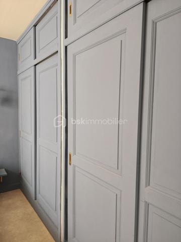 En EXCLUSIVITE nous vous proposons un très bel appartement T6, RENOVE avec GOUT et PASSION. Il se situe au centre ville, dans une petite copropriété sans charges et se déploie sur DEUX NIVEAUX. Il bénéficie d'un double accès.
L'accès du bâtiment se fait par une avenue parallèle à La Bléone proche de toutes commodités. 
Le BIEN est doté de CAVES, d'un ATELIER/RANGEMENT de 20m² environ, d'un GARAGE de 20 m² environ et d'un PARKING PRIVE, FERME et d'un JARDIN PRIVE de 600 m² environ accessible par une autre voie.
Au REZ de JARDIN se trouvent une PIECE borgne de 14,50 m² utilisée comme salle de jeux et DEUX CHAMBRES de 12m² et 9,80m² respectives.  
Un escalier intérieur conduit à l'étage supérieur qui comprend une entrée pour l'accès aux communs, puis un couloir desservant DEUX CHAMBRES de 10,45 et 15,15 m² avec PLACARDS, une SALLE de BAINS de 7m² environ avec LAVABO DOUBLE, une BAIGNOIRE et une CABINE de DOUCHE, un TOILETTE séparé, une BUANDERIE de 9 m² environ, une CUISINE de 15 m² environ,  EQUIPEE et AMENAGEE, indépendante, avec accès à la TERRASSE COUVERTE de 50 m² environ, surplombant le jardin arboré. La PIECE de VIE de 50m² environ offre un ESPACE SALON avec une CHEMINEE équipée d'un INSERT de 2018 et un ESPACE REPAS s'ouvrant également sur la TERRASSE OMBRAGEE.
La maison bénéficie de DOUBLES VITRAGES, de VOLETS ROULANTS au rez de jardin, de RADIATEURS ELECTRIQUES A INERTIE (flamme verte).
Elle est branchée au tout à l'égout