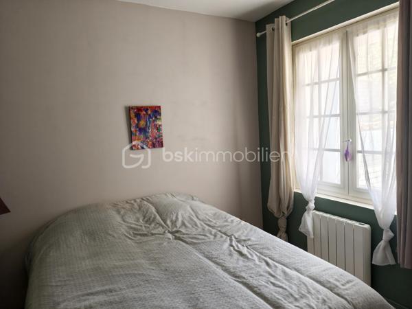 En EXCLUSIVITE nous vous proposons un très bel appartement T6, RENOVE avec GOUT et PASSION. Il se situe au centre ville, dans une petite copropriété sans charges et se déploie sur DEUX NIVEAUX. Il bénéficie d'un double accès.
L'accès du bâtiment se fait par une avenue parallèle à La Bléone proche de toutes commodités. 
Le BIEN est doté de CAVES, d'un ATELIER/RANGEMENT de 20m² environ, d'un GARAGE de 20 m² environ et d'un PARKING PRIVE, FERME et d'un JARDIN PRIVE de 600 m² environ accessible par une autre voie.
Au REZ de JARDIN se trouvent une PIECE borgne de 14,50 m² utilisée comme salle de jeux et DEUX CHAMBRES de 12m² et 9,80m² respectives.  
Un escalier intérieur conduit à l'étage supérieur qui comprend une entrée pour l'accès aux communs, puis un couloir desservant DEUX CHAMBRES de 10,45 et 15,15 m² avec PLACARDS, une SALLE de BAINS de 7m² environ avec LAVABO DOUBLE, une BAIGNOIRE et une CABINE de DOUCHE, un TOILETTE séparé, une BUANDERIE de 9 m² environ, une CUISINE de 15 m² environ,  EQUIPEE et AMENAGEE, indépendante, avec accès à la TERRASSE COUVERTE de 50 m² environ, surplombant le jardin arboré. La PIECE de VIE de 50m² environ offre un ESPACE SALON avec une CHEMINEE équipée d'un INSERT de 2018 et un ESPACE REPAS s'ouvrant également sur la TERRASSE OMBRAGEE.
La maison bénéficie de DOUBLES VITRAGES, de VOLETS ROULANTS au rez de jardin, de RADIATEURS ELECTRIQUES A INERTIE (flamme verte).
Elle est branchée au tout à l'égout