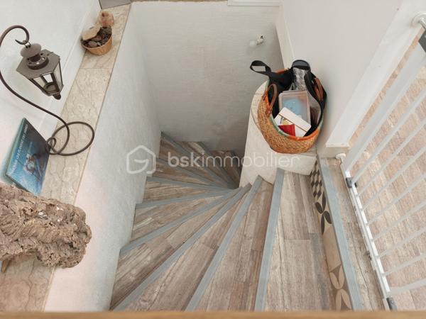 En EXCLUSIVITE nous vous proposons un très bel appartement T6, RENOVE avec GOUT et PASSION. Il se situe au centre ville, dans une petite copropriété sans charges et se déploie sur DEUX NIVEAUX. Il bénéficie d'un double accès.
L'accès du bâtiment se fait par une avenue parallèle à La Bléone proche de toutes commodités. 
Le BIEN est doté de CAVES, d'un ATELIER/RANGEMENT de 20m² environ, d'un GARAGE de 20 m² environ et d'un PARKING PRIVE, FERME et d'un JARDIN PRIVE de 600 m² environ accessible par une autre voie.
Au REZ de JARDIN se trouvent une PIECE borgne de 14,50 m² utilisée comme salle de jeux et DEUX CHAMBRES de 12m² et 9,80m² respectives.  
Un escalier intérieur conduit à l'étage supérieur qui comprend une entrée pour l'accès aux communs, puis un couloir desservant DEUX CHAMBRES de 10,45 et 15,15 m² avec PLACARDS, une SALLE de BAINS de 7m² environ avec LAVABO DOUBLE, une BAIGNOIRE et une CABINE de DOUCHE, un TOILETTE séparé, une BUANDERIE de 9 m² environ, une CUISINE de 15 m² environ,  EQUIPEE et AMENAGEE, indépendante, avec accès à la TERRASSE COUVERTE de 50 m² environ, surplombant le jardin arboré. La PIECE de VIE de 50m² environ offre un ESPACE SALON avec une CHEMINEE équipée d'un INSERT de 2018 et un ESPACE REPAS s'ouvrant également sur la TERRASSE OMBRAGEE.
La maison bénéficie de DOUBLES VITRAGES, de VOLETS ROULANTS au rez de jardin, de RADIATEURS ELECTRIQUES A INERTIE (flamme verte).
Elle est branchée au tout à l'égout