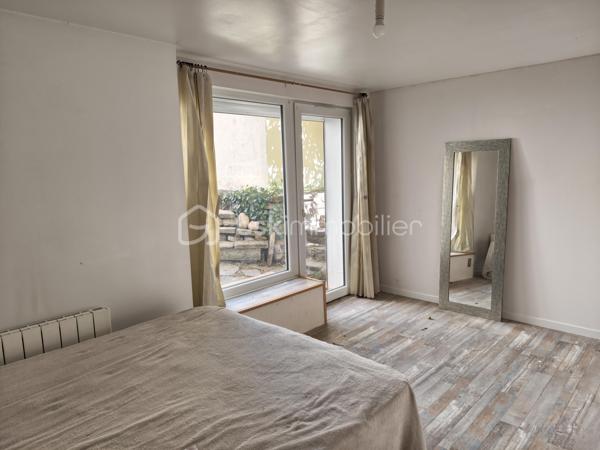 En EXCLUSIVITE nous vous proposons un très bel appartement T6, RENOVE avec GOUT et PASSION. Il se situe au centre ville, dans une petite copropriété sans charges et se déploie sur DEUX NIVEAUX. Il bénéficie d'un double accès.
L'accès du bâtiment se fait par une avenue parallèle à La Bléone proche de toutes commodités. 
Le BIEN est doté de CAVES, d'un ATELIER/RANGEMENT de 20m² environ, d'un GARAGE de 20 m² environ et d'un PARKING PRIVE, FERME et d'un JARDIN PRIVE de 600 m² environ accessible par une autre voie.
Au REZ de JARDIN se trouvent une PIECE borgne de 14,50 m² utilisée comme salle de jeux et DEUX CHAMBRES de 12m² et 9,80m² respectives.  
Un escalier intérieur conduit à l'étage supérieur qui comprend une entrée pour l'accès aux communs, puis un couloir desservant DEUX CHAMBRES de 10,45 et 15,15 m² avec PLACARDS, une SALLE de BAINS de 7m² environ avec LAVABO DOUBLE, une BAIGNOIRE et une CABINE de DOUCHE, un TOILETTE séparé, une BUANDERIE de 9 m² environ, une CUISINE de 15 m² environ,  EQUIPEE et AMENAGEE, indépendante, avec accès à la TERRASSE COUVERTE de 50 m² environ, surplombant le jardin arboré. La PIECE de VIE de 50m² environ offre un ESPACE SALON avec une CHEMINEE équipée d'un INSERT de 2018 et un ESPACE REPAS s'ouvrant également sur la TERRASSE OMBRAGEE.
La maison bénéficie de DOUBLES VITRAGES, de VOLETS ROULANTS au rez de jardin, de RADIATEURS ELECTRIQUES A INERTIE (flamme verte).
Elle est branchée au tout à l'égout
