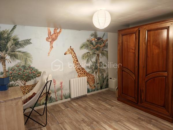 En EXCLUSIVITE nous vous proposons un très bel appartement T6, RENOVE avec GOUT et PASSION. Il se situe au centre ville, dans une petite copropriété sans charges et se déploie sur DEUX NIVEAUX. Il bénéficie d'un double accès.
L'accès du bâtiment se fait par une avenue parallèle à La Bléone proche de toutes commodités. 
Le BIEN est doté de CAVES, d'un ATELIER/RANGEMENT de 20m² environ, d'un GARAGE de 20 m² environ et d'un PARKING PRIVE, FERME et d'un JARDIN PRIVE de 600 m² environ accessible par une autre voie.
Au REZ de JARDIN se trouvent une PIECE borgne de 14,50 m² utilisée comme salle de jeux et DEUX CHAMBRES de 12m² et 9,80m² respectives.  
Un escalier intérieur conduit à l'étage supérieur qui comprend une entrée pour l'accès aux communs, puis un couloir desservant DEUX CHAMBRES de 10,45 et 15,15 m² avec PLACARDS, une SALLE de BAINS de 7m² environ avec LAVABO DOUBLE, une BAIGNOIRE et une CABINE de DOUCHE, un TOILETTE séparé, une BUANDERIE de 9 m² environ, une CUISINE de 15 m² environ,  EQUIPEE et AMENAGEE, indépendante, avec accès à la TERRASSE COUVERTE de 50 m² environ, surplombant le jardin arboré. La PIECE de VIE de 50m² environ offre un ESPACE SALON avec une CHEMINEE équipée d'un INSERT de 2018 et un ESPACE REPAS s'ouvrant également sur la TERRASSE OMBRAGEE.
La maison bénéficie de DOUBLES VITRAGES, de VOLETS ROULANTS au rez de jardin, de RADIATEURS ELECTRIQUES A INERTIE (flamme verte).
Elle est branchée au tout à l'égout