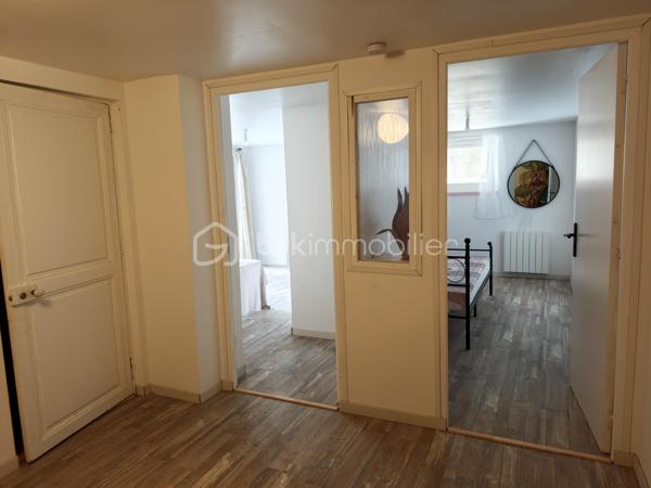 En EXCLUSIVITE nous vous proposons un très bel appartement T6, RENOVE avec GOUT et PASSION. Il se situe au centre ville, dans une petite copropriété sans charges et se déploie sur DEUX NIVEAUX. Il bénéficie d'un double accès.
L'accès du bâtiment se fait par une avenue parallèle à La Bléone proche de toutes commodités. 
Le BIEN est doté de CAVES, d'un ATELIER/RANGEMENT de 20m² environ, d'un GARAGE de 20 m² environ et d'un PARKING PRIVE, FERME et d'un JARDIN PRIVE de 600 m² environ accessible par une autre voie.
Au REZ de JARDIN se trouvent une PIECE borgne de 14,50 m² utilisée comme salle de jeux et DEUX CHAMBRES de 12m² et 9,80m² respectives.  
Un escalier intérieur conduit à l'étage supérieur qui comprend une entrée pour l'accès aux communs, puis un couloir desservant DEUX CHAMBRES de 10,45 et 15,15 m² avec PLACARDS, une SALLE de BAINS de 7m² environ avec LAVABO DOUBLE, une BAIGNOIRE et une CABINE de DOUCHE, un TOILETTE séparé, une BUANDERIE de 9 m² environ, une CUISINE de 15 m² environ,  EQUIPEE et AMENAGEE, indépendante, avec accès à la TERRASSE COUVERTE de 50 m² environ, surplombant le jardin arboré. La PIECE de VIE de 50m² environ offre un ESPACE SALON avec une CHEMINEE équipée d'un INSERT de 2018 et un ESPACE REPAS s'ouvrant également sur la TERRASSE OMBRAGEE.
La maison bénéficie de DOUBLES VITRAGES, de VOLETS ROULANTS au rez de jardin, de RADIATEURS ELECTRIQUES A INERTIE (flamme verte).
Elle est branchée au tout à l'égout