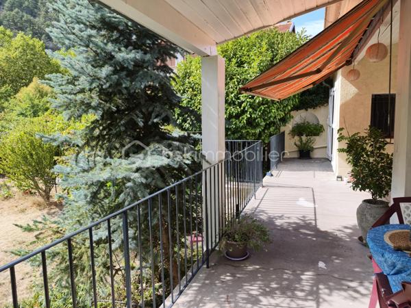 En EXCLUSIVITE nous vous proposons un très bel appartement T6, RENOVE avec GOUT et PASSION. Il se situe au centre ville, dans une petite copropriété sans charges et se déploie sur DEUX NIVEAUX. Il bénéficie d'un double accès.
L'accès du bâtiment se fait par une avenue parallèle à La Bléone proche de toutes commodités. 
Le BIEN est doté de CAVES, d'un ATELIER/RANGEMENT de 20m² environ, d'un GARAGE de 20 m² environ et d'un PARKING PRIVE, FERME et d'un JARDIN PRIVE de 600 m² environ accessible par une autre voie.
Au REZ de JARDIN se trouvent une PIECE borgne de 14,50 m² utilisée comme salle de jeux et DEUX CHAMBRES de 12m² et 9,80m² respectives.  
Un escalier intérieur conduit à l'étage supérieur qui comprend une entrée pour l'accès aux communs, puis un couloir desservant DEUX CHAMBRES de 10,45 et 15,15 m² avec PLACARDS, une SALLE de BAINS de 7m² environ avec LAVABO DOUBLE, une BAIGNOIRE et une CABINE de DOUCHE, un TOILETTE séparé, une BUANDERIE de 9 m² environ, une CUISINE de 15 m² environ,  EQUIPEE et AMENAGEE, indépendante, avec accès à la TERRASSE COUVERTE de 50 m² environ, surplombant le jardin arboré. La PIECE de VIE de 50m² environ offre un ESPACE SALON avec une CHEMINEE équipée d'un INSERT de 2018 et un ESPACE REPAS s'ouvrant également sur la TERRASSE OMBRAGEE.
La maison bénéficie de DOUBLES VITRAGES, de VOLETS ROULANTS au rez de jardin, de RADIATEURS ELECTRIQUES A INERTIE (flamme verte).
Elle est branchée au tout à l'égout
