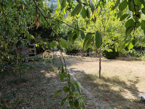 En EXCLUSIVITE nous vous proposons un très bel appartement T6, RENOVE avec GOUT et PASSION. Il se situe au centre ville, dans une petite copropriété sans charges et se déploie sur DEUX NIVEAUX. Il bénéficie d'un double accès.
L'accès du bâtiment se fait par une avenue parallèle à La Bléone proche de toutes commodités. 
Le BIEN est doté de CAVES, d'un ATELIER/RANGEMENT de 20m² environ, d'un GARAGE de 20 m² environ et d'un PARKING PRIVE, FERME et d'un JARDIN PRIVE de 600 m² environ accessible par une autre voie.
Au REZ de JARDIN se trouvent une PIECE borgne de 14,50 m² utilisée comme salle de jeux et DEUX CHAMBRES de 12m² et 9,80m² respectives.  
Un escalier intérieur conduit à l'étage supérieur qui comprend une entrée pour l'accès aux communs, puis un couloir desservant DEUX CHAMBRES de 10,45 et 15,15 m² avec PLACARDS, une SALLE de BAINS de 7m² environ avec LAVABO DOUBLE, une BAIGNOIRE et une CABINE de DOUCHE, un TOILETTE séparé, une BUANDERIE de 9 m² environ, une CUISINE de 15 m² environ,  EQUIPEE et AMENAGEE, indépendante, avec accès à la TERRASSE COUVERTE de 50 m² environ, surplombant le jardin arboré. La PIECE de VIE de 50m² environ offre un ESPACE SALON avec une CHEMINEE équipée d'un INSERT de 2018 et un ESPACE REPAS s'ouvrant également sur la TERRASSE OMBRAGEE.
La maison bénéficie de DOUBLES VITRAGES, de VOLETS ROULANTS au rez de jardin, de RADIATEURS ELECTRIQUES A INERTIE (flamme verte).
Elle est branchée au tout à l'égout