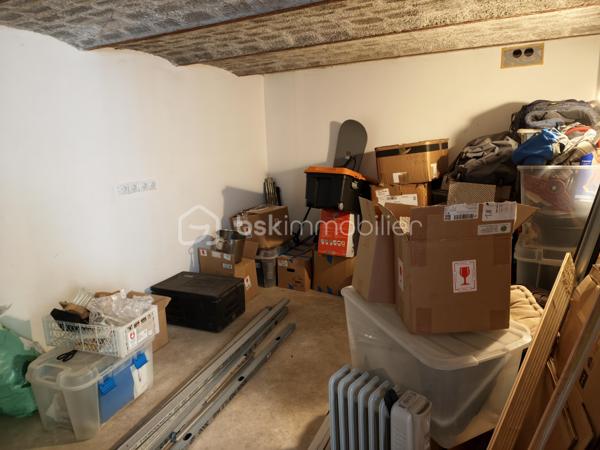En EXCLUSIVITE nous vous proposons un très bel appartement T6, RENOVE avec GOUT et PASSION. Il se situe au centre ville, dans une petite copropriété sans charges et se déploie sur DEUX NIVEAUX. Il bénéficie d'un double accès.
L'accès du bâtiment se fait par une avenue parallèle à La Bléone proche de toutes commodités. 
Le BIEN est doté de CAVES, d'un ATELIER/RANGEMENT de 20m² environ, d'un GARAGE de 20 m² environ et d'un PARKING PRIVE, FERME et d'un JARDIN PRIVE de 600 m² environ accessible par une autre voie.
Au REZ de JARDIN se trouvent une PIECE borgne de 14,50 m² utilisée comme salle de jeux et DEUX CHAMBRES de 12m² et 9,80m² respectives.  
Un escalier intérieur conduit à l'étage supérieur qui comprend une entrée pour l'accès aux communs, puis un couloir desservant DEUX CHAMBRES de 10,45 et 15,15 m² avec PLACARDS, une SALLE de BAINS de 7m² environ avec LAVABO DOUBLE, une BAIGNOIRE et une CABINE de DOUCHE, un TOILETTE séparé, une BUANDERIE de 9 m² environ, une CUISINE de 15 m² environ,  EQUIPEE et AMENAGEE, indépendante, avec accès à la TERRASSE COUVERTE de 50 m² environ, surplombant le jardin arboré. La PIECE de VIE de 50m² environ offre un ESPACE SALON avec une CHEMINEE équipée d'un INSERT de 2018 et un ESPACE REPAS s'ouvrant également sur la TERRASSE OMBRAGEE.
La maison bénéficie de DOUBLES VITRAGES, de VOLETS ROULANTS au rez de jardin, de RADIATEURS ELECTRIQUES A INERTIE (flamme verte).
Elle est branchée au tout à l'égout