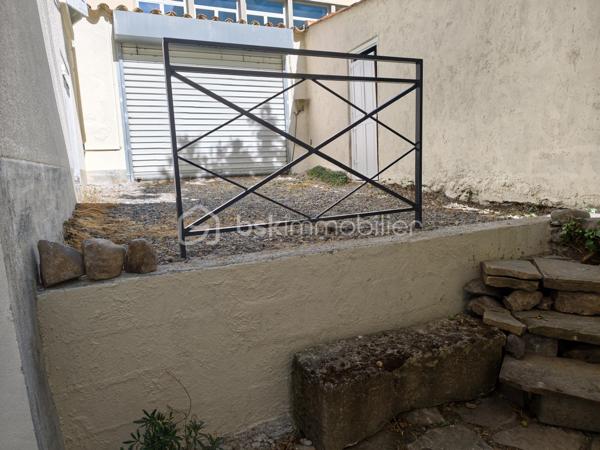 En EXCLUSIVITE nous vous proposons un très bel appartement T6, RENOVE avec GOUT et PASSION. Il se situe au centre ville, dans une petite copropriété sans charges et se déploie sur DEUX NIVEAUX. Il bénéficie d'un double accès.
L'accès du bâtiment se fait par une avenue parallèle à La Bléone proche de toutes commodités. 
Le BIEN est doté de CAVES, d'un ATELIER/RANGEMENT de 20m² environ, d'un GARAGE de 20 m² environ et d'un PARKING PRIVE, FERME et d'un JARDIN PRIVE de 600 m² environ accessible par une autre voie.
Au REZ de JARDIN se trouvent une PIECE borgne de 14,50 m² utilisée comme salle de jeux et DEUX CHAMBRES de 12m² et 9,80m² respectives.  
Un escalier intérieur conduit à l'étage supérieur qui comprend une entrée pour l'accès aux communs, puis un couloir desservant DEUX CHAMBRES de 10,45 et 15,15 m² avec PLACARDS, une SALLE de BAINS de 7m² environ avec LAVABO DOUBLE, une BAIGNOIRE et une CABINE de DOUCHE, un TOILETTE séparé, une BUANDERIE de 9 m² environ, une CUISINE de 15 m² environ,  EQUIPEE et AMENAGEE, indépendante, avec accès à la TERRASSE COUVERTE de 50 m² environ, surplombant le jardin arboré. La PIECE de VIE de 50m² environ offre un ESPACE SALON avec une CHEMINEE équipée d'un INSERT de 2018 et un ESPACE REPAS s'ouvrant également sur la TERRASSE OMBRAGEE.
La maison bénéficie de DOUBLES VITRAGES, de VOLETS ROULANTS au rez de jardin, de RADIATEURS ELECTRIQUES A INERTIE (flamme verte).
Elle est branchée au tout à l'égout