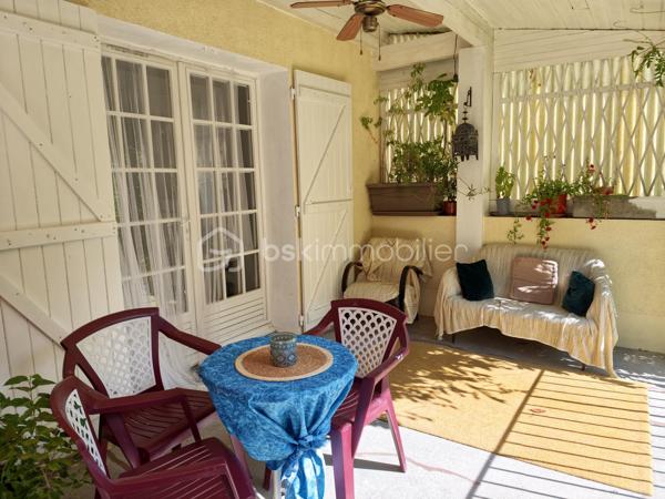 En EXCLUSIVITE nous vous proposons un très bel appartement T6, RENOVE avec GOUT et PASSION. Il se situe au centre ville, dans une petite copropriété sans charges et se déploie sur DEUX NIVEAUX. Il bénéficie d'un double accès.
L'accès du bâtiment se fait par une avenue parallèle à La Bléone proche de toutes commodités. 
Le BIEN est doté de CAVES, d'un ATELIER/RANGEMENT de 20m² environ, d'un GARAGE de 20 m² environ et d'un PARKING PRIVE, FERME et d'un JARDIN PRIVE de 600 m² environ accessible par une autre voie.
Au REZ de JARDIN se trouvent une PIECE borgne de 14,50 m² utilisée comme salle de jeux et DEUX CHAMBRES de 12m² et 9,80m² respectives.  
Un escalier intérieur conduit à l'étage supérieur qui comprend une entrée pour l'accès aux communs, puis un couloir desservant DEUX CHAMBRES de 10,45 et 15,15 m² avec PLACARDS, une SALLE de BAINS de 7m² environ avec LAVABO DOUBLE, une BAIGNOIRE et une CABINE de DOUCHE, un TOILETTE séparé, une BUANDERIE de 9 m² environ, une CUISINE de 15 m² environ,  EQUIPEE et AMENAGEE, indépendante, avec accès à la TERRASSE COUVERTE de 50 m² environ, surplombant le jardin arboré. La PIECE de VIE de 50m² environ offre un ESPACE SALON avec une CHEMINEE équipée d'un INSERT de 2018 et un ESPACE REPAS s'ouvrant également sur la TERRASSE OMBRAGEE.
La maison bénéficie de DOUBLES VITRAGES, de VOLETS ROULANTS au rez de jardin, de RADIATEURS ELECTRIQUES A INERTIE (flamme verte).
Elle est branchée au tout à l'égout