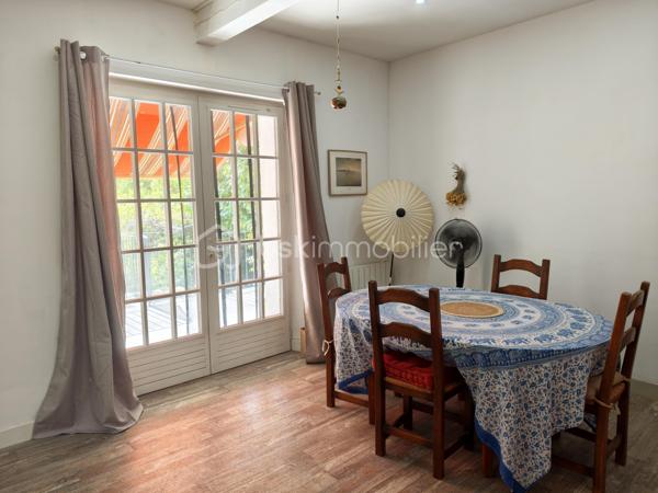 En EXCLUSIVITE nous vous proposons un très bel appartement T6, RENOVE avec GOUT et PASSION. Il se situe au centre ville, dans une petite copropriété sans charges et se déploie sur DEUX NIVEAUX. Il bénéficie d'un double accès.
L'accès du bâtiment se fait par une avenue parallèle à La Bléone proche de toutes commodités. 
Le BIEN est doté de CAVES, d'un ATELIER/RANGEMENT de 20m² environ, d'un GARAGE de 20 m² environ et d'un PARKING PRIVE, FERME et d'un JARDIN PRIVE de 600 m² environ accessible par une autre voie.
Au REZ de JARDIN se trouvent une PIECE borgne de 14,50 m² utilisée comme salle de jeux et DEUX CHAMBRES de 12m² et 9,80m² respectives.  
Un escalier intérieur conduit à l'étage supérieur qui comprend une entrée pour l'accès aux communs, puis un couloir desservant DEUX CHAMBRES de 10,45 et 15,15 m² avec PLACARDS, une SALLE de BAINS de 7m² environ avec LAVABO DOUBLE, une BAIGNOIRE et une CABINE de DOUCHE, un TOILETTE séparé, une BUANDERIE de 9 m² environ, une CUISINE de 15 m² environ,  EQUIPEE et AMENAGEE, indépendante, avec accès à la TERRASSE COUVERTE de 50 m² environ, surplombant le jardin arboré. La PIECE de VIE de 50m² environ offre un ESPACE SALON avec une CHEMINEE équipée d'un INSERT de 2018 et un ESPACE REPAS s'ouvrant également sur la TERRASSE OMBRAGEE.
La maison bénéficie de DOUBLES VITRAGES, de VOLETS ROULANTS au rez de jardin, de RADIATEURS ELECTRIQUES A INERTIE (flamme verte).
Elle est branchée au tout à l'égout