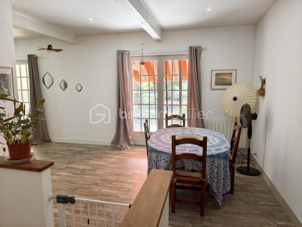 En EXCLUSIVITE nous vous proposons un très bel appartement T6, RENOVE avec GOUT et PASSION. Il se situe au centre ville, dans une petite copropriété sans charges et se déploie sur DEUX NIVEAUX. Il bénéficie d'un double accès.
L'accès du bâtiment se fait par une avenue parallèle à La Bléone proche de toutes commodités. 
Le BIEN est doté de CAVES, d'un ATELIER/RANGEMENT de 20m² environ, d'un GARAGE de 20 m² environ et d'un PARKING PRIVE, FERME et d'un JARDIN PRIVE de 600 m² environ accessible par une autre voie.
Au REZ de JARDIN se trouvent une PIECE borgne de 14,50 m² utilisée comme salle de jeux et DEUX CHAMBRES de 12m² et 9,80m² respectives.  
Un escalier intérieur conduit à l'étage supérieur qui comprend une entrée pour l'accès aux communs, puis un couloir desservant DEUX CHAMBRES de 10,45 et 15,15 m² avec PLACARDS, une SALLE de BAINS de 7m² environ avec LAVABO DOUBLE, une BAIGNOIRE et une CABINE de DOUCHE, un TOILETTE séparé, une BUANDERIE de 9 m² environ, une CUISINE de 15 m² environ,  EQUIPEE et AMENAGEE, indépendante, avec accès à la TERRASSE COUVERTE de 50 m² environ, surplombant le jardin arboré. La PIECE de VIE de 50m² environ offre un ESPACE SALON avec une CHEMINEE équipée d'un INSERT de 2018 et un ESPACE REPAS s'ouvrant également sur la TERRASSE OMBRAGEE.
La maison bénéficie de DOUBLES VITRAGES, de VOLETS ROULANTS au rez de jardin, de RADIATEURS ELECTRIQUES A INERTIE (flamme verte).
Elle est branchée au tout à l'égout